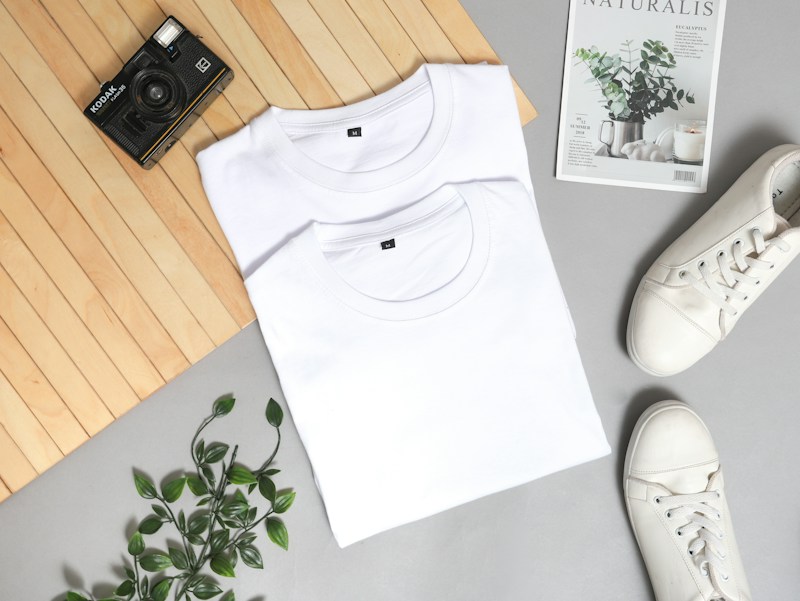 White round-neck T-shirts